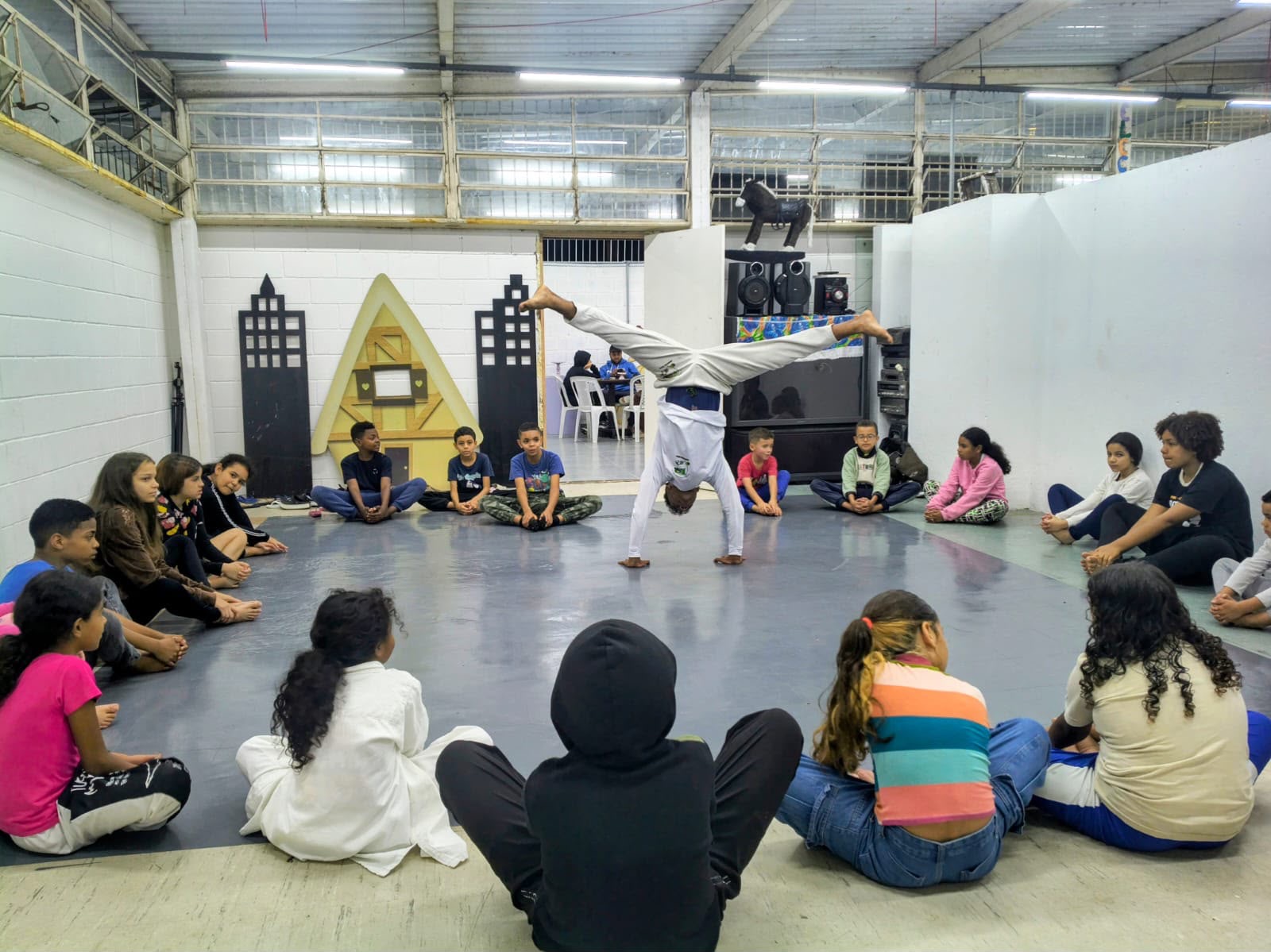 Roda de Capoeira com demonstração de movimento ao centro