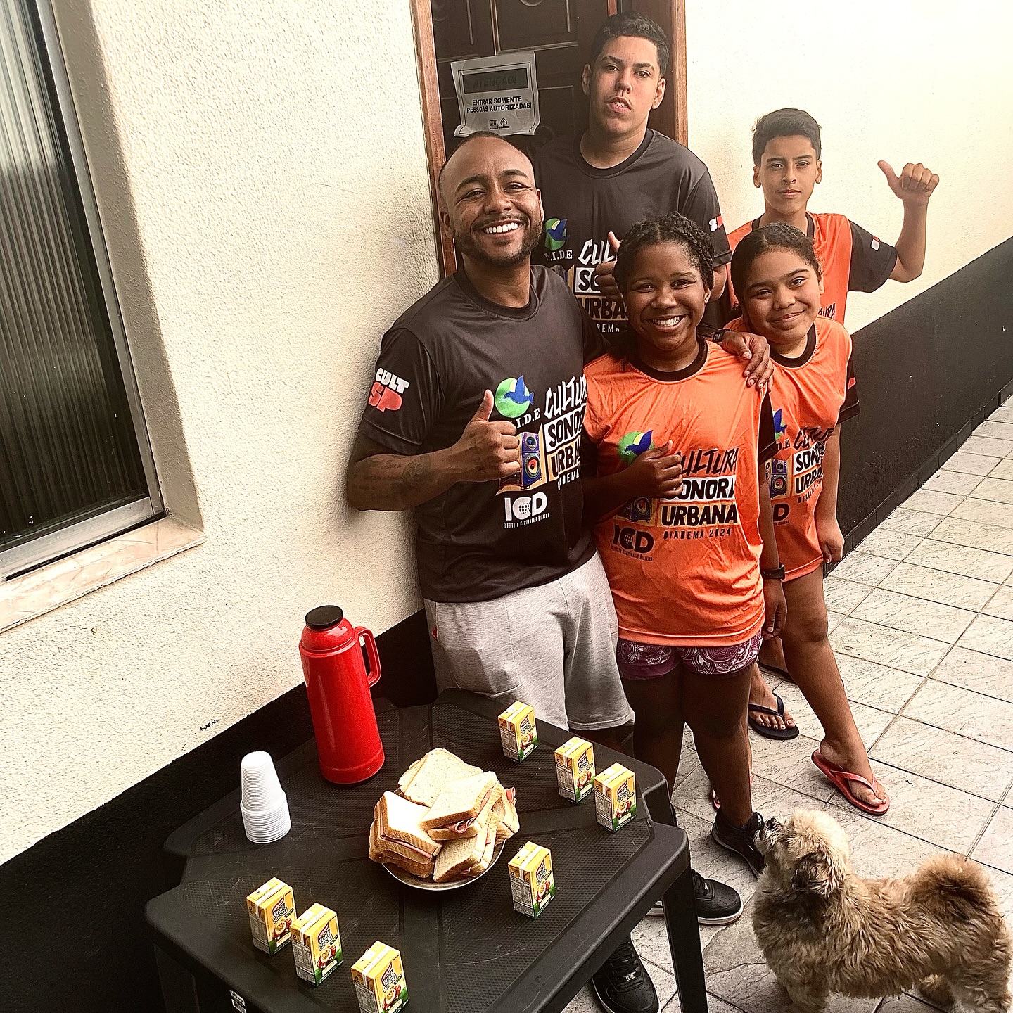 Interação social entre participantes no intervalo